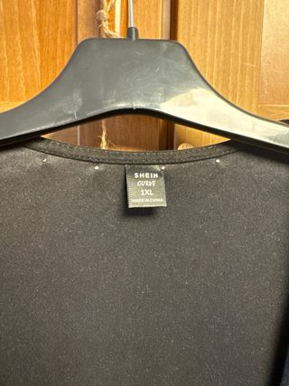 Chaqueta negra con flecos y tachuelas