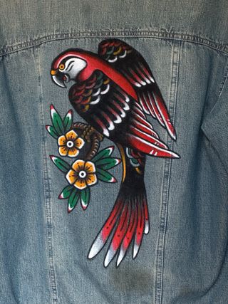 Chaqueta vaquera customizada con loro