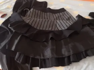 Falda Caroll gris y negra con volante. Forro.