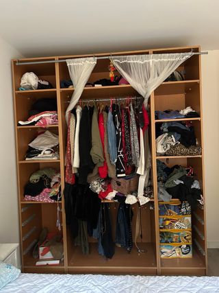 Armario grande de madera y tela