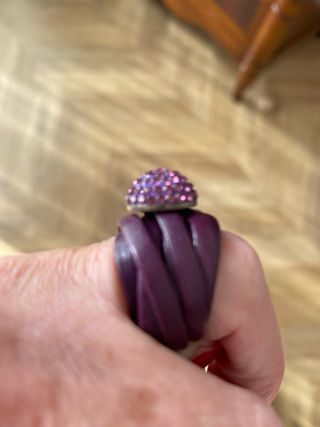Anillo cuero morado y plata con Swarovski