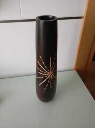 Jarrón de madera tallado