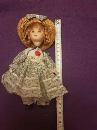 Muñeca de porcelana con sombrero