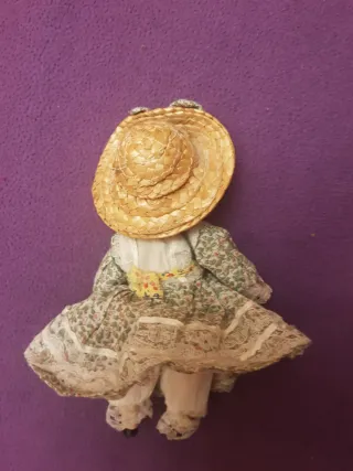 Muñeca de porcelana con sombrero