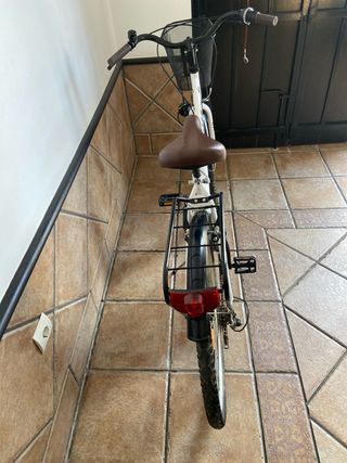 Bicicleta urbana blanca con cesta