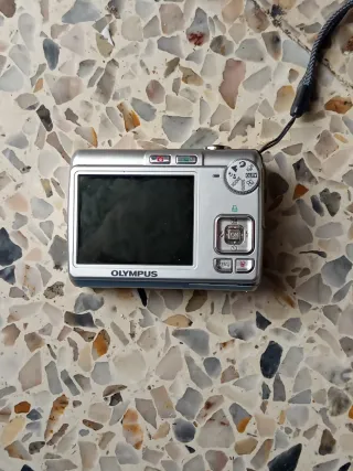 Cámara Olympus FE-210 7.1 Megapíxeles