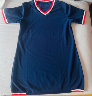 Vestido azul con detalles rojos