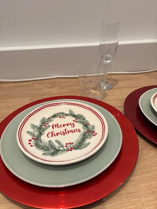 Set di stoviglie natalizie in ceramica rossa e marrone