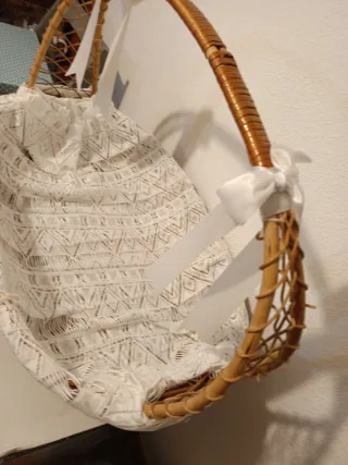 Cesta de mimbre decorada con tela