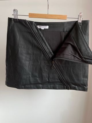 Falda efecto piel negra