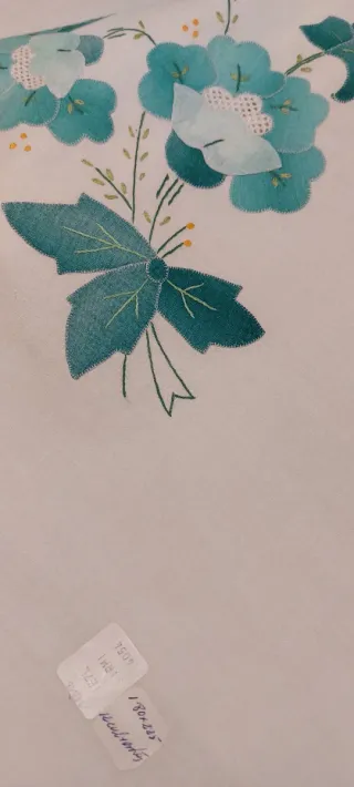 Mantel tela bordado floral blanco