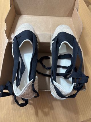 Alpargatas beige y negras con lazo