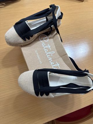 Alpargatas beige y negras con lazo