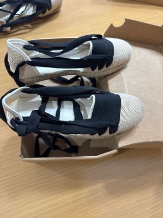 Alpargatas beige y negras con lazo