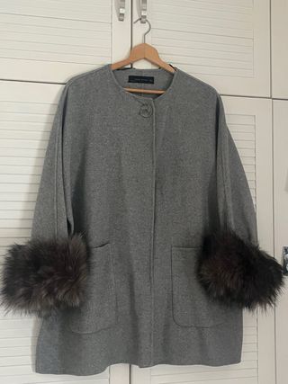 Chaqueta Zara Gris Talla XL con Puños de Pelo