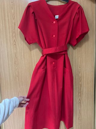 Vestido rojo con cinturón y botones