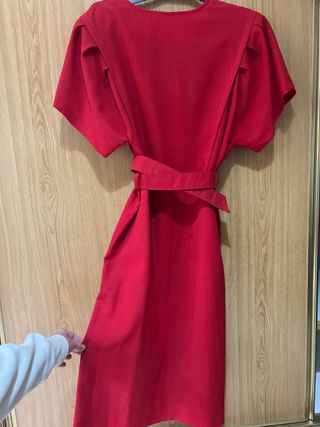 Vestido rojo con cinturón y botones