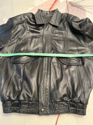 Cazadora de cuero negra