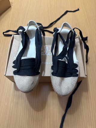 Alpargatas beige y negras con cordones