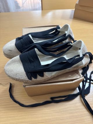 Alpargatas beige y negras con cordones
