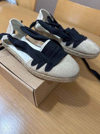 Alpargatas beige y negras con cordones