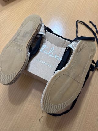 Alpargatas beige y negras con cordones