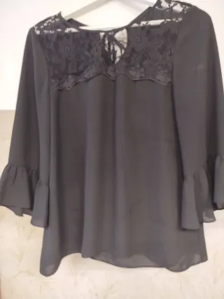 Camisa negra con encaje y volantes