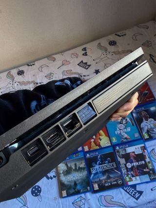 PS4 Slim 1TB + 2 mandos+ 11 juegos