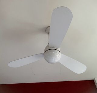 Ventilador de techo blanco con luz