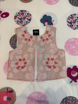 Chaleco Zara floral rosa y blanco
