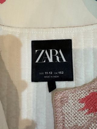 Chaleco Zara floral rosa y blanco