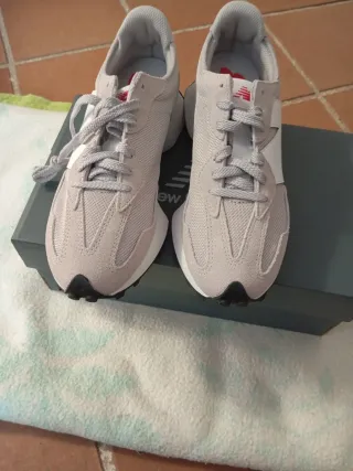 Zapatillas New Balance 327 Gris y Blanco