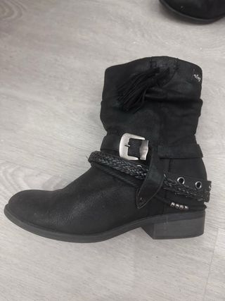 Botines Mustang hebillas negros T37