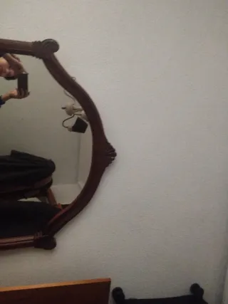 Specchio in legno con cornice decorativa