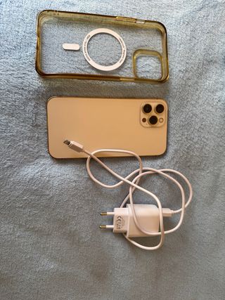 iPhone 12 Pro Max, con caricatore e custodia.