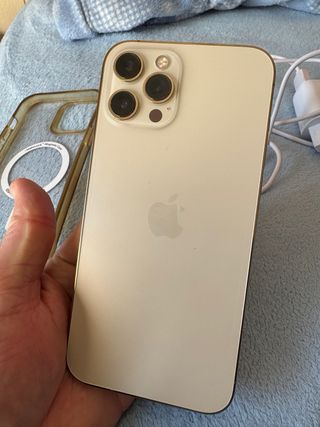 iPhone 12 Pro Max, con caricatore e custodia.