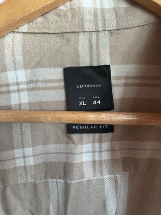 Camisa de cuadros beige y blanca talla XL