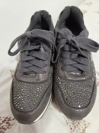 Zapatillas grises con pedrería