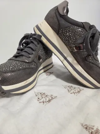 Zapatillas grises con pedrería