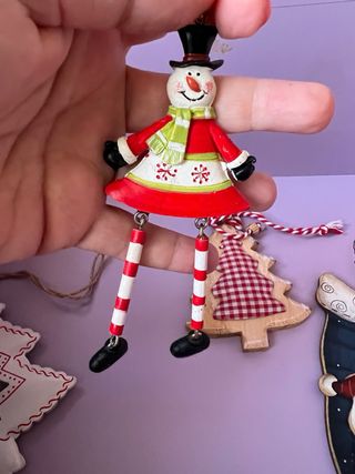 Decorazioni e luci per l'albero di Natale