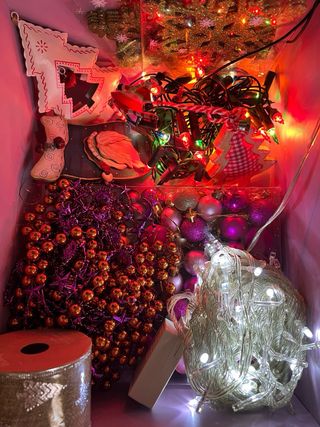 Decorazioni e luci per l'albero di Natale