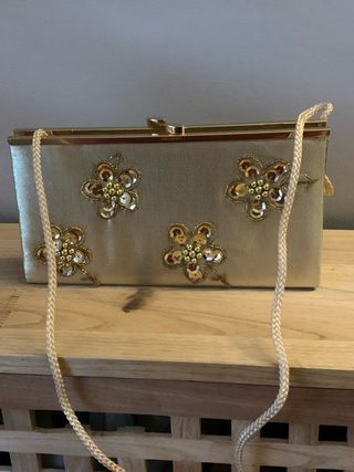 Cartera de fiesta dorada con flores