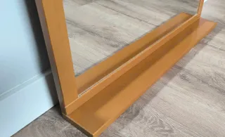 Elegante specchio da parete con pratico ripiano inferiore