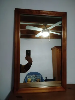 Specchio da parete elegante con cornice in legno