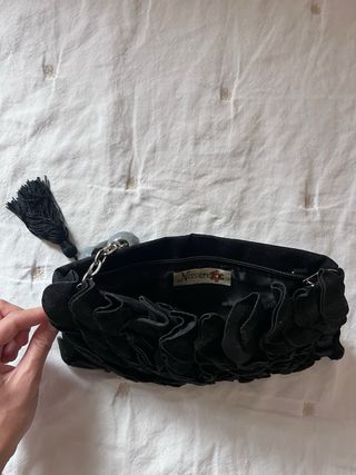 Bolso de mano negro con cadena