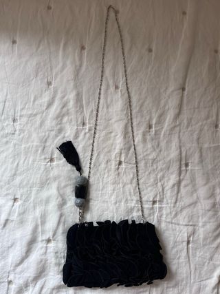 Bolso de mano negro con cadena