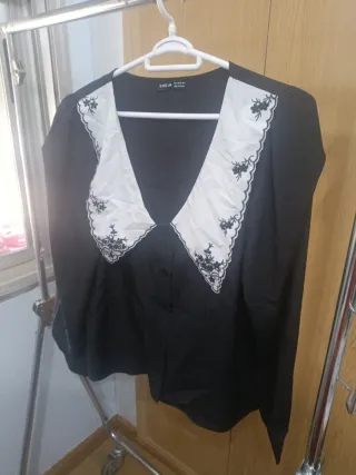 Camisa SHEIN negra con cuello blanco bordado