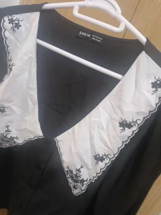 Camisa SHEIN negra con cuello blanco bordado
