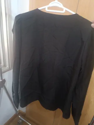 Camisa SHEIN negra con cuello blanco bordado