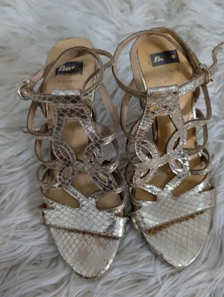 Tacones Bata Dorados Talla 36